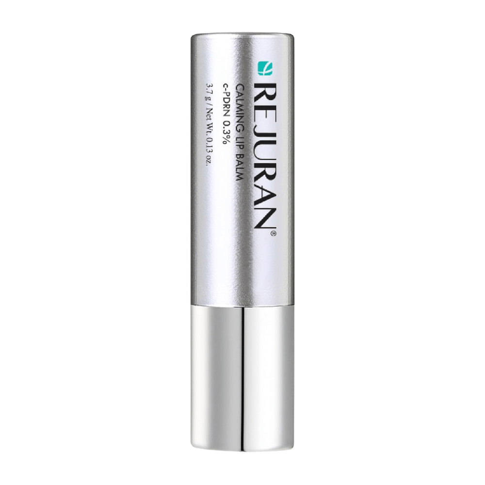 4. Rejuran Calming Lip Balm 3,7 g – bálsamo labial hidratante con C-PDRN sobre fondo blanco