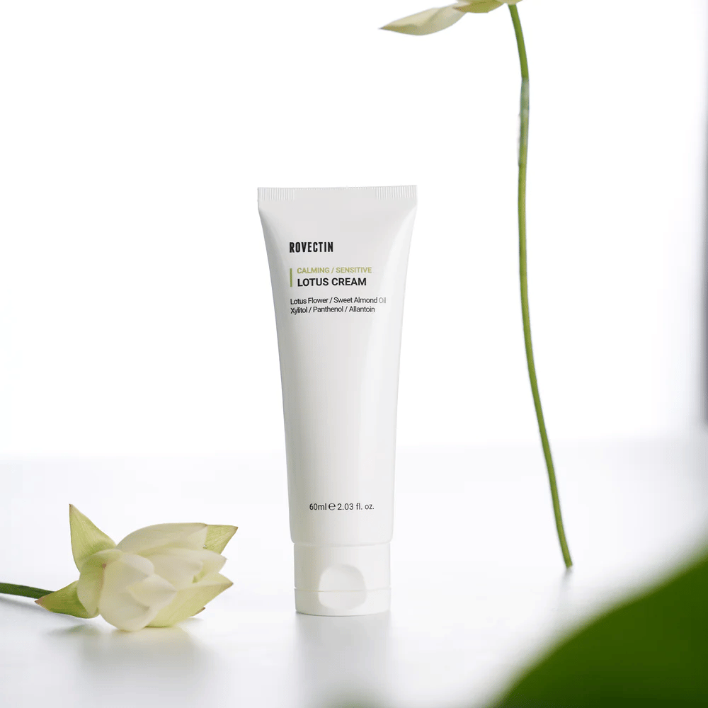 Tubo con Rovectin Lotus Cream para cuidado calmante y sensible de la piel, presentado con una flor de loto.