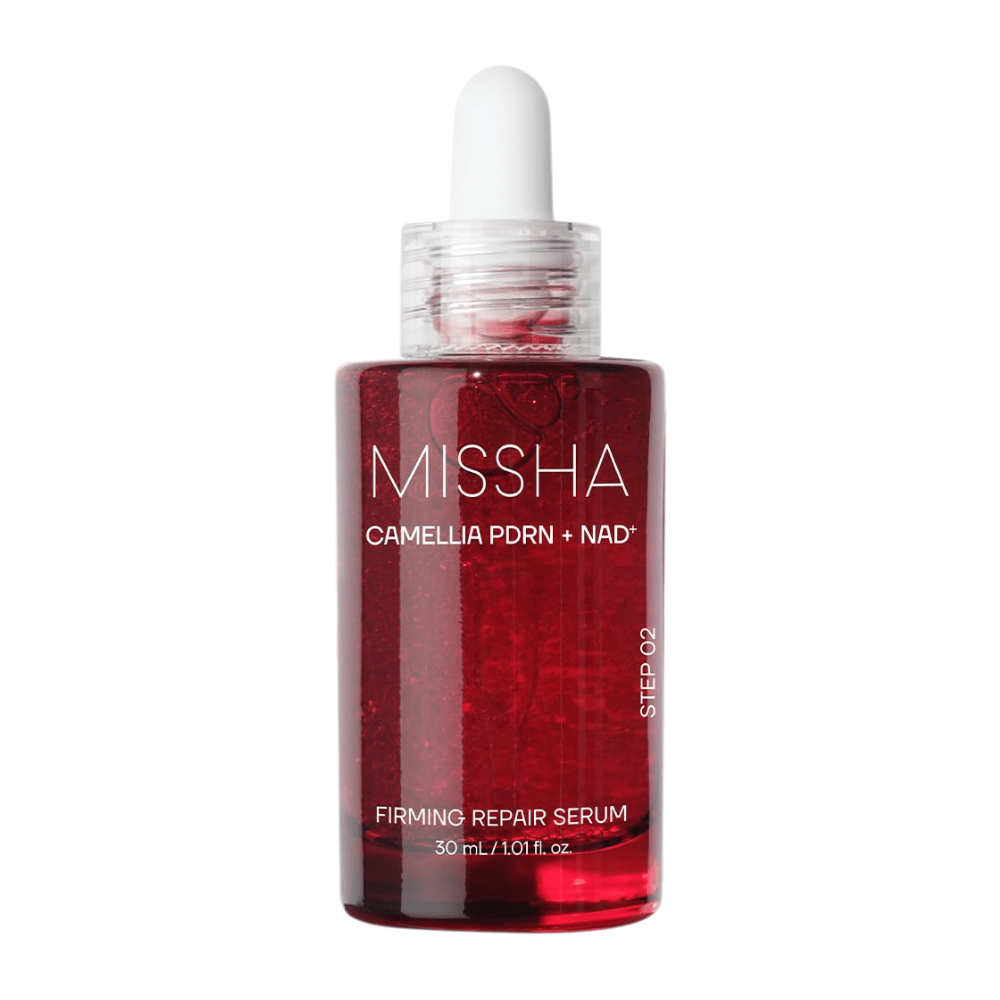 7. MISSHA Camellia PDRN NAD+ Firming Repair Serum 30 ml – röd glasflaska med pipett och synliga röda kapslar mot vit bakgrund