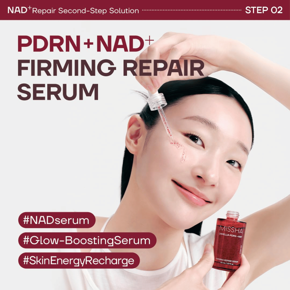 6. MISSHA Camellia PDRN NAD+ Firming Repair Serum – modelo aplica sérum hidratante con gotero en la mejilla para una piel radiante