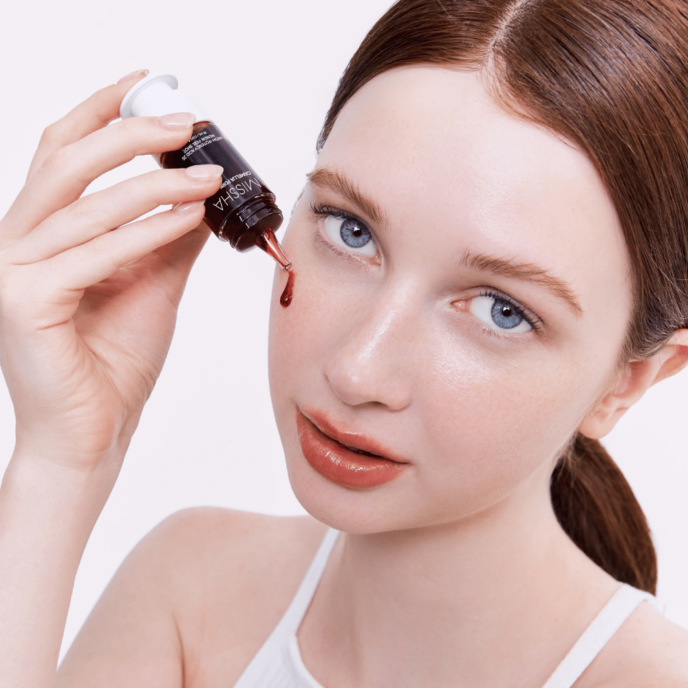 5. MISSHA Camellia PDRN NAD+ High-Potency Acid 25 Renew Peel Shot – peeling facial con fórmula roja aplicado sobre la piel