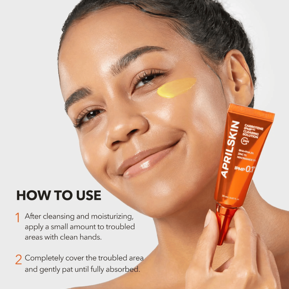 Modelo muestra cómo APRILSKIN Carrotene IPMP Clearing Solution se usa en áreas problemáticas para acné, puntos negros y brotes inflamados