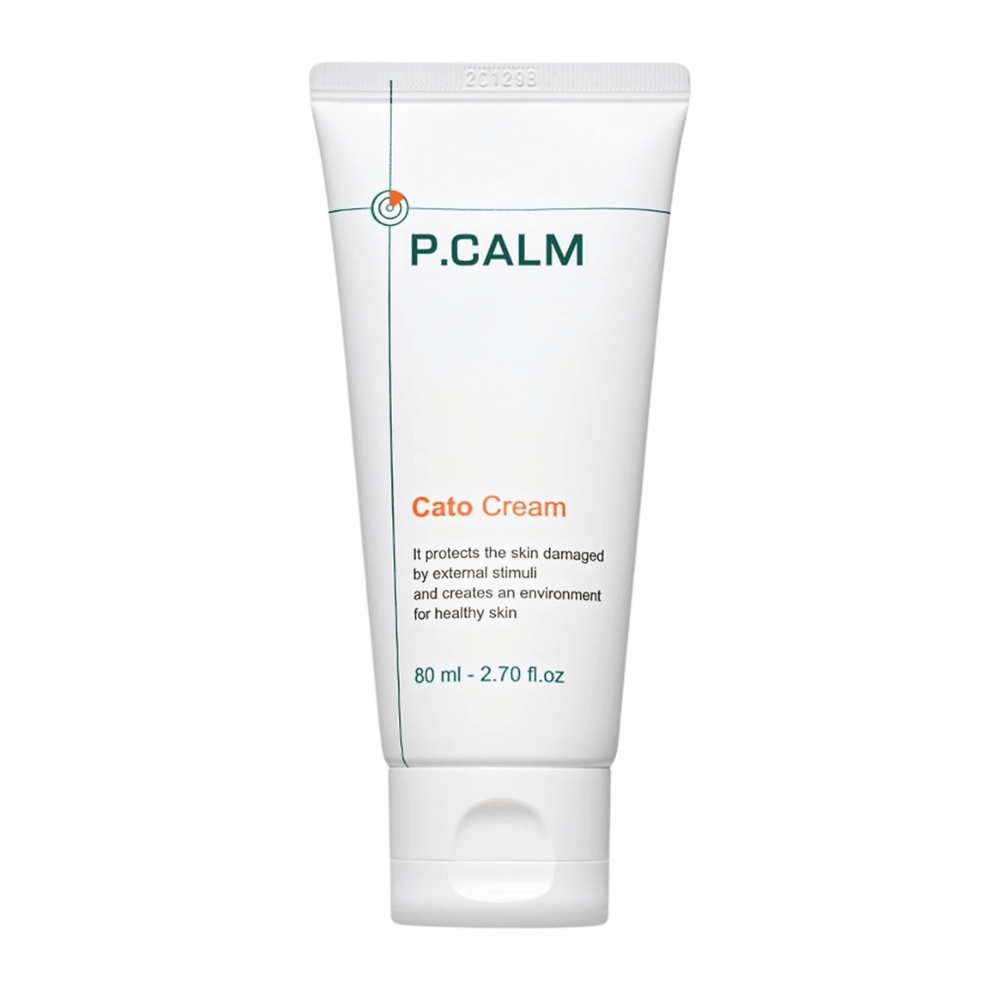 Imagen de producto recortada de P.CALM Cato Cream sobre un fondo claro. El diseño minimalista del tubo resalta el perfil limpio y calmante del producto para el cuidado de la piel sensible.
