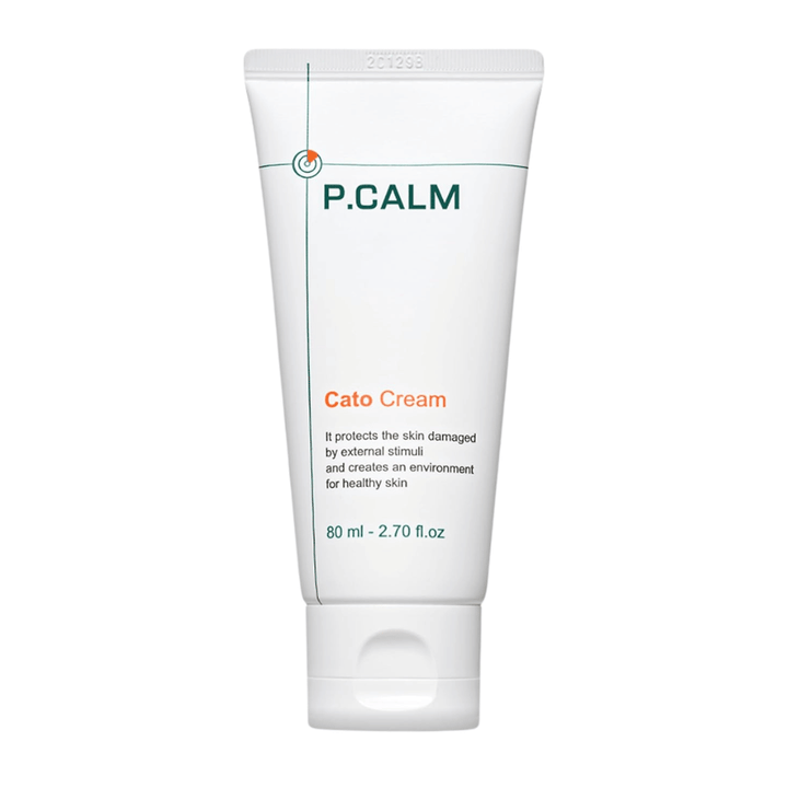 Imagen de producto recortada de P.CALM Cato Cream sobre un fondo claro. El diseño minimalista del tubo resalta el perfil limpio y calmante del producto para el cuidado de la piel sensible.