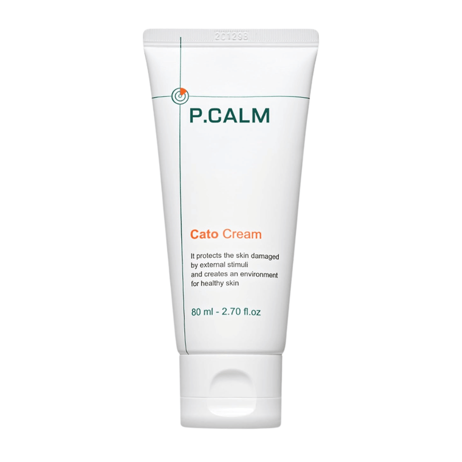 Imagen de producto recortada de P.CALM Cato Cream sobre un fondo claro. El diseño minimalista del tubo resalta el perfil limpio y calmante del producto para el cuidado de la piel sensible.
