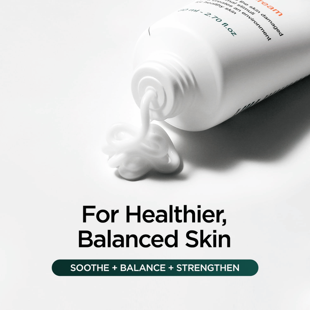 Primer plano de crema facial blanca saliendo del tubo de P.CALM Cato Cream. La imagen enfatiza la textura suave y cremosa y el enfoque del producto en calmar, equilibrar y fortalecer la piel.