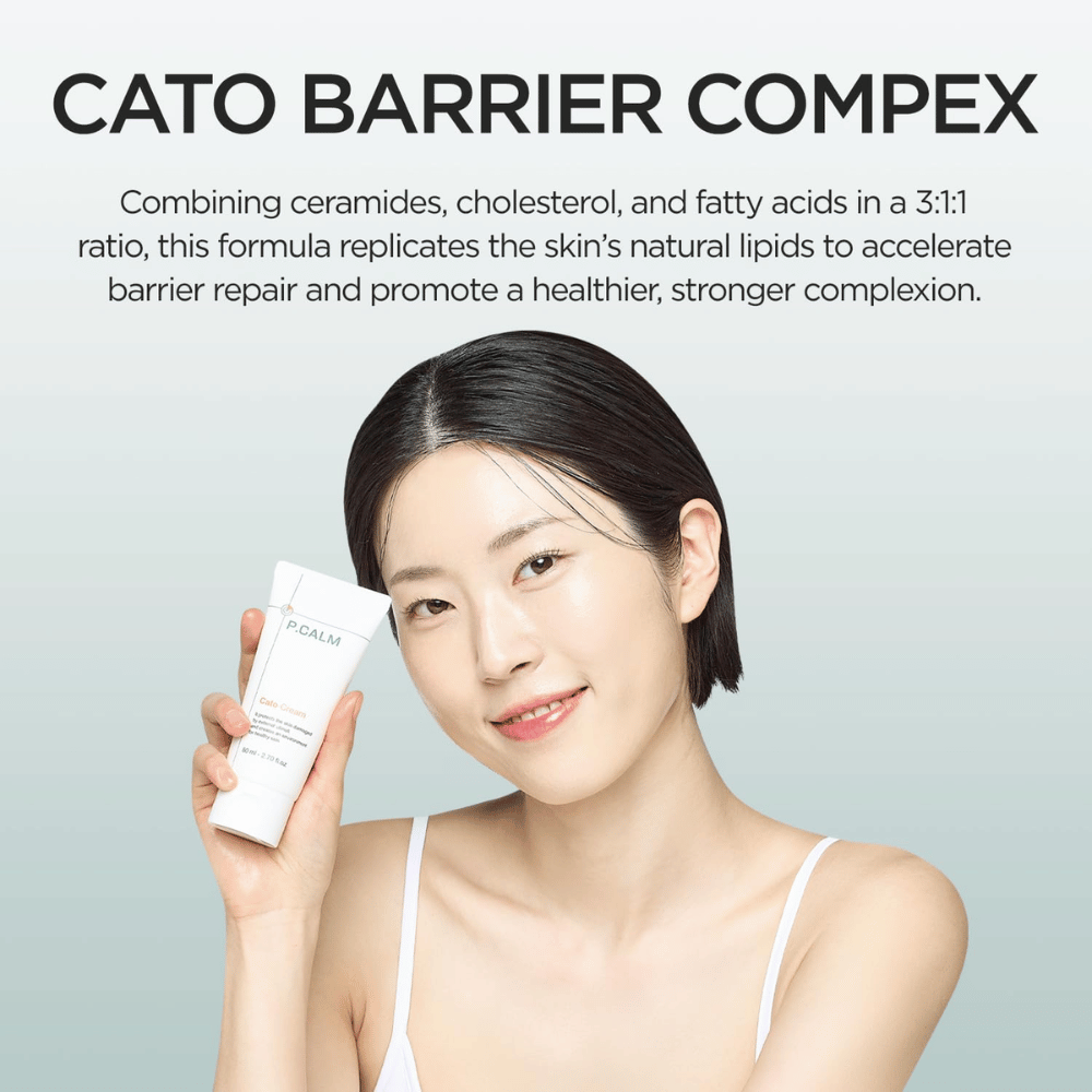 Una modelo sostiene P.CALM Cato Cream frente al rostro junto con información sobre “Cato Barrier Complex”, que combina ceramidas, colesterol y ácidos grasos para fortalecer la barrera cutánea.