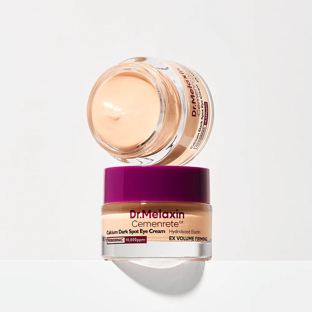 Dr.Melaxin Cemenrete Eye Cream equilibrada sobre la tapa del tarro, ilustra la consistencia rica de la crema y su enfoque en firmeza y tono de piel uniforme alrededor de los ojos.