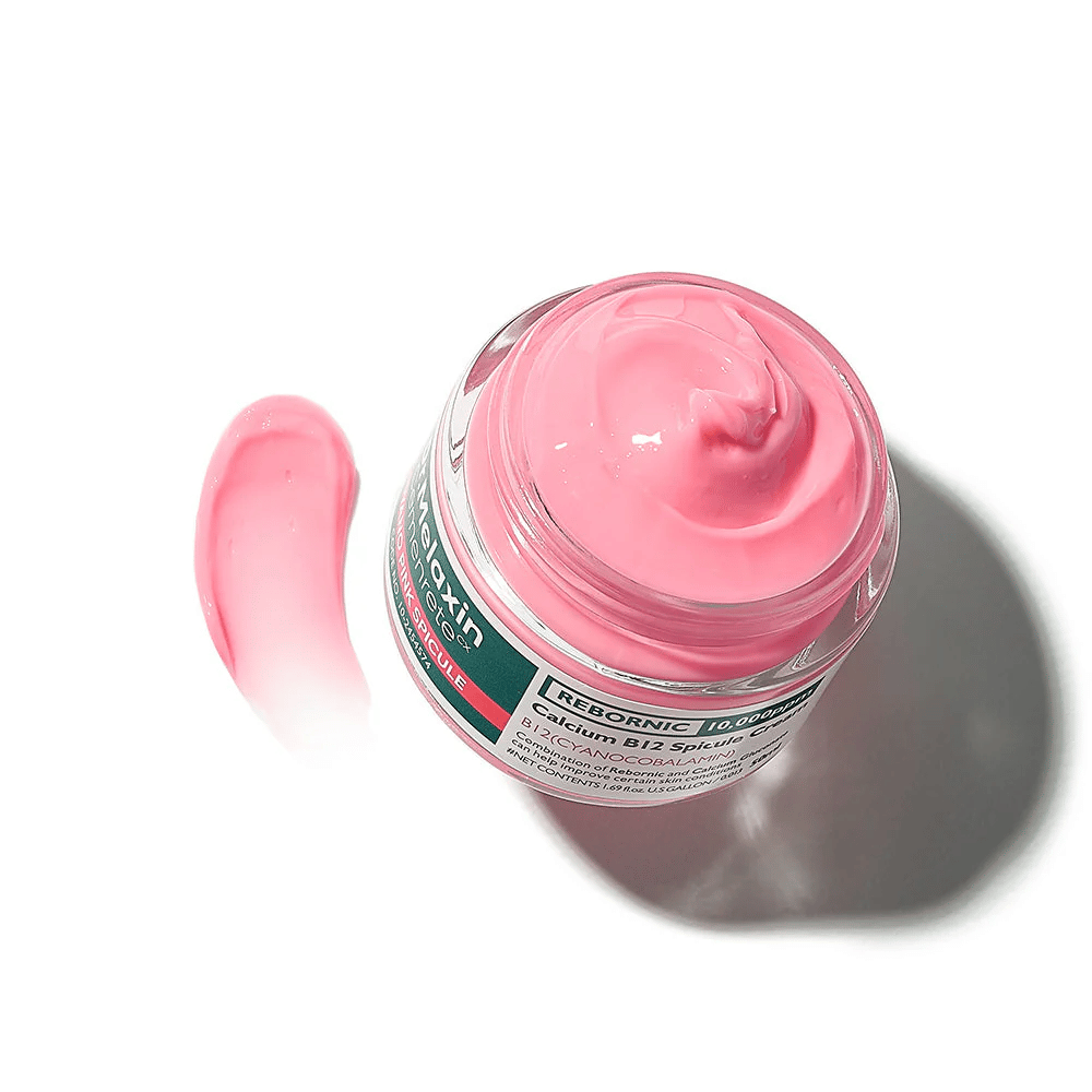 Dr. Melaxin Cemenrete Cyano Pink Spicule Cream con textura de crema rosa que hidrata, fortalece la barrera de la piel y mejora el brillo de la piel.