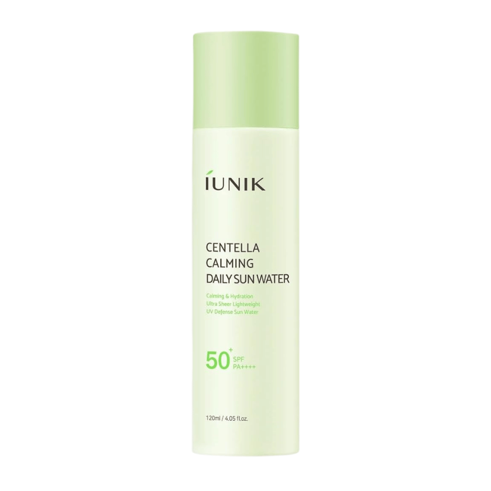 4. iUNIK Centella Calming Daily Sun Water SPF50+ PA++++ 120 ml – protector solar ligero para el rostro con centella asiática en botella verde claro sobre fondo blanco