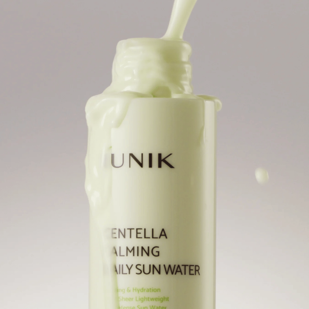 3. iUNIK Centella Calming Daily Sun Water – primer plano de la textura ligera y cremosa de un protector solar calmante e hidratante