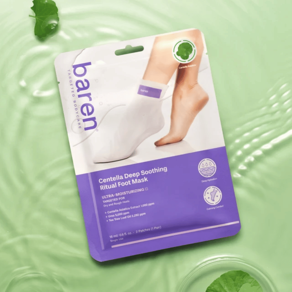 8. Baren Centella Deep Soothing Ritual Foot Mask – envase con mascarilla calmante para pies sobre fondo verde con agua y hojas de centella