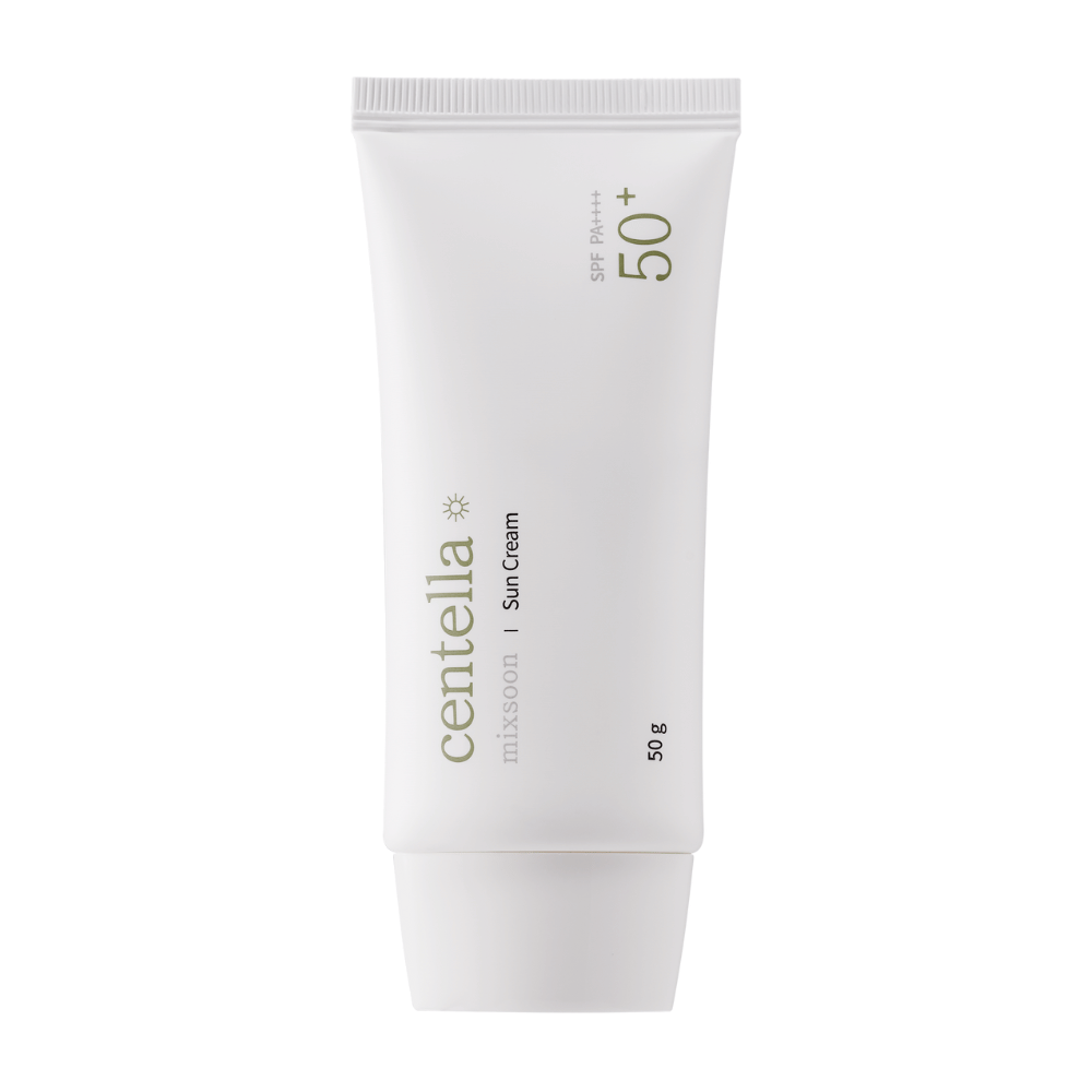 Un tubo blanco con Centella Sun Cream SPF 50+ PA++++. El tubo es sencillo con detalles de texto en verde que incluyen la marca y la información del producto. El empaque contiene 50 g de crema solar.