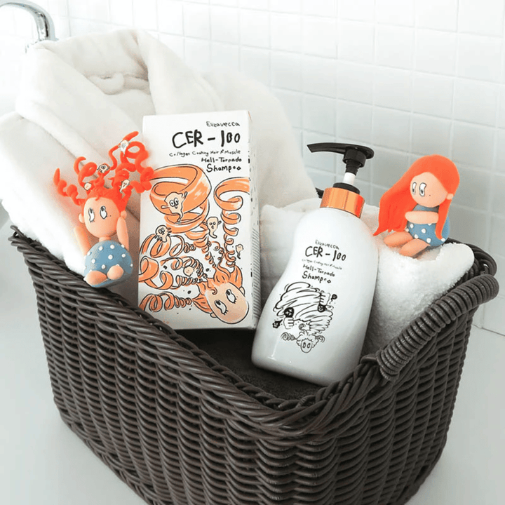 Imagen de presentación con Elizavecca CER-100 Shampoo y el envase del producto colocados en una cesta junto con toallas. Las figuras lúdicas del diseño del envase destacan el estilo único y creativo de la marca.