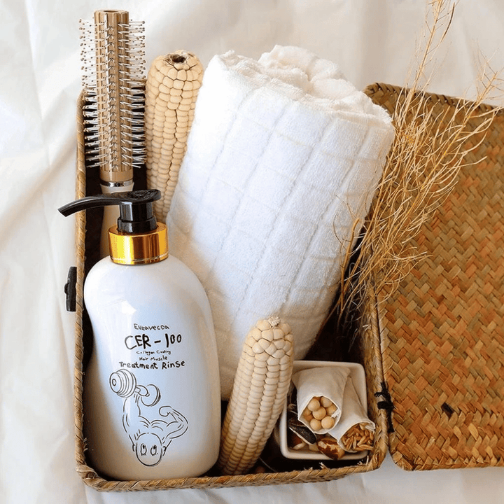 Elizavecca CER-100 Treatment Rinse – bálsamo fortalecedor con colágeno para cabello encrespado y tratado químicamente en un entorno de baño natural