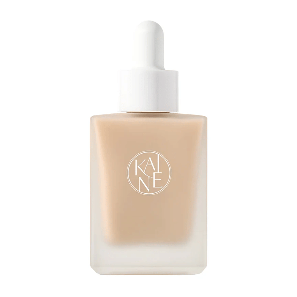 KANE Chaga Collagen Charging Serum en una elegante botella de vidrio esmerilado con pipeta blanca. Suero hidratante enriquecido con colágeno y extracto de chaga para una piel más firme.