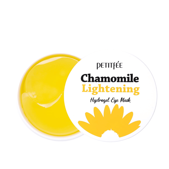 Imagen de producto recortada de PETITFEE Chamomile Lightening Hydrogel Eye Mask con el tarro abierto que muestra los parches de hidrogel amarillos y el elegante envase blanco.