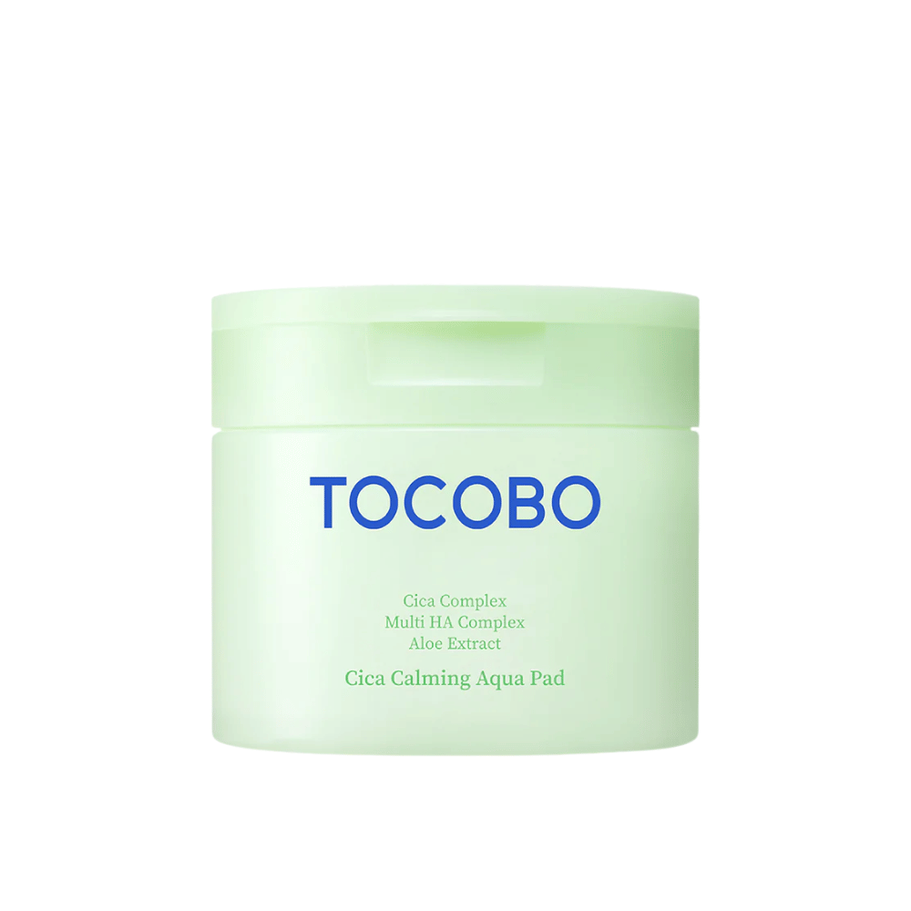 Imagen del producto de TOCOBO Cica Calming Aqua Pad sobre fondo blanco. El envase se muestra claramente con enfoque en el diseño y la información del producto.