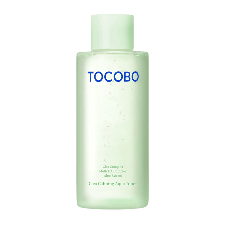 Imagen de producto recortada de TOCOBO Cica Calming Aqua Toner con un diseño minimalista en verde claro que resalta la sensación pura y calmante del producto.