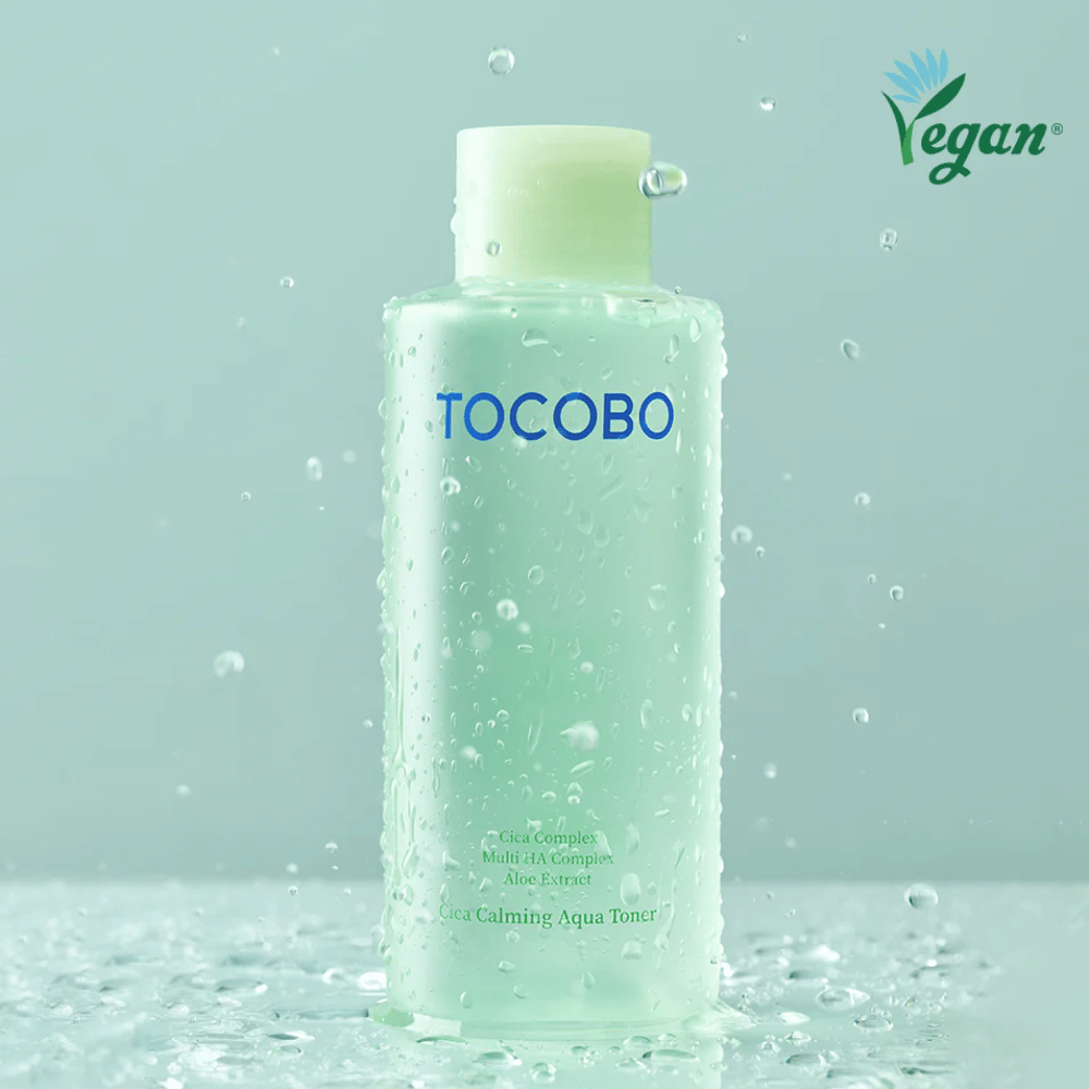 Imagen de producto de TOCOBO Cica Calming Aqua Toner rodeado de gotas de agua que destacan las propiedades hidratantes y calmantes del tónico para piel sensible.