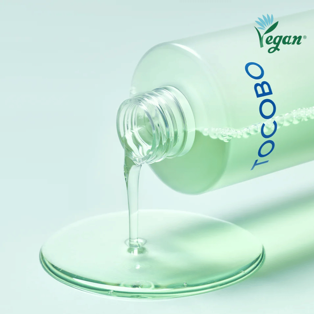 Primer plano de TOCOBO Cica Calming Aqua Toner vertiéndose para resaltar la textura clara, ligera y refrescante del producto.