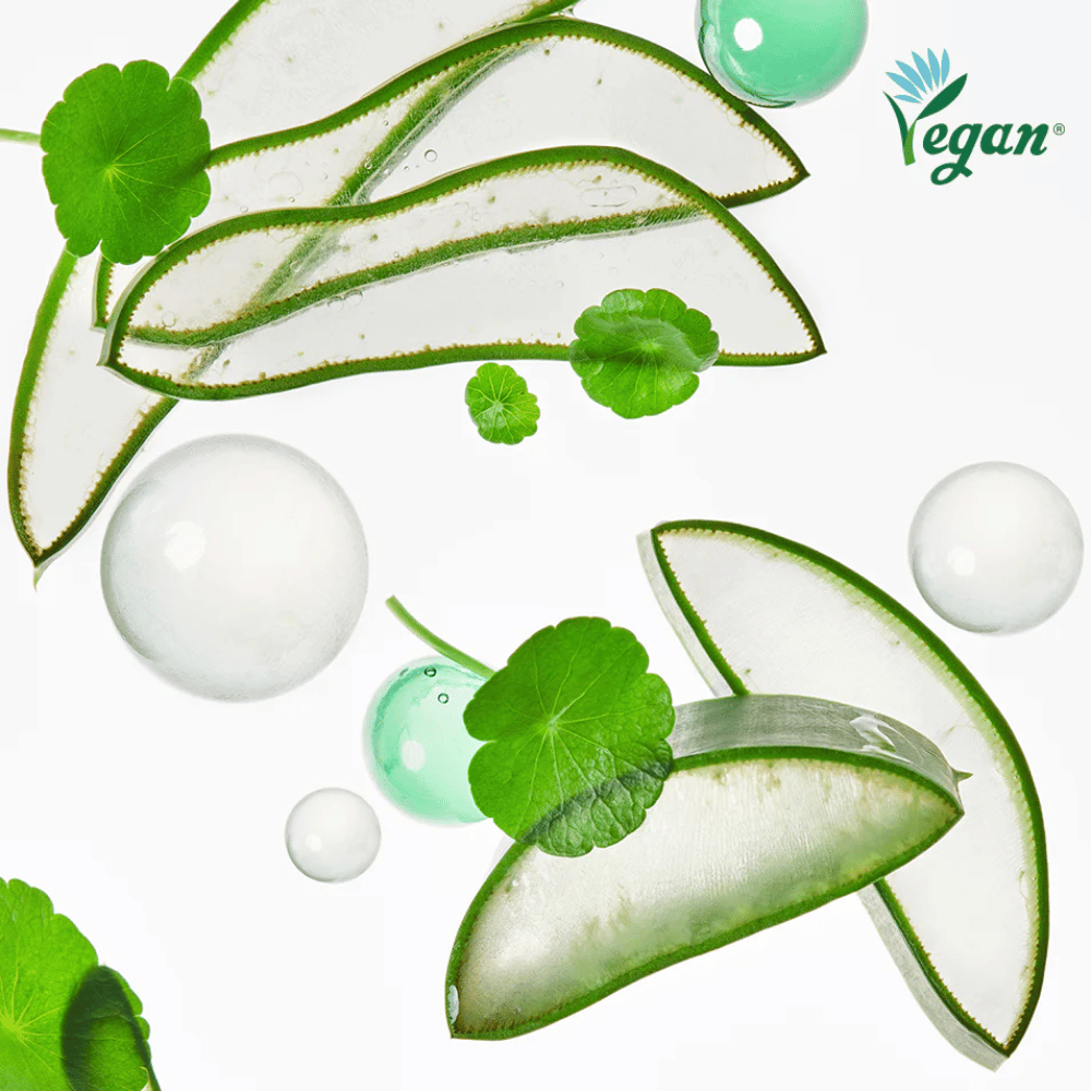 Imagen de ingredientes que muestra extractos vegetales calmantes e hidratantes como aloe vera y centella asiática, junto con un etiquetado vegano y frescas burbujas de agua que simbolizan la hidratación.
