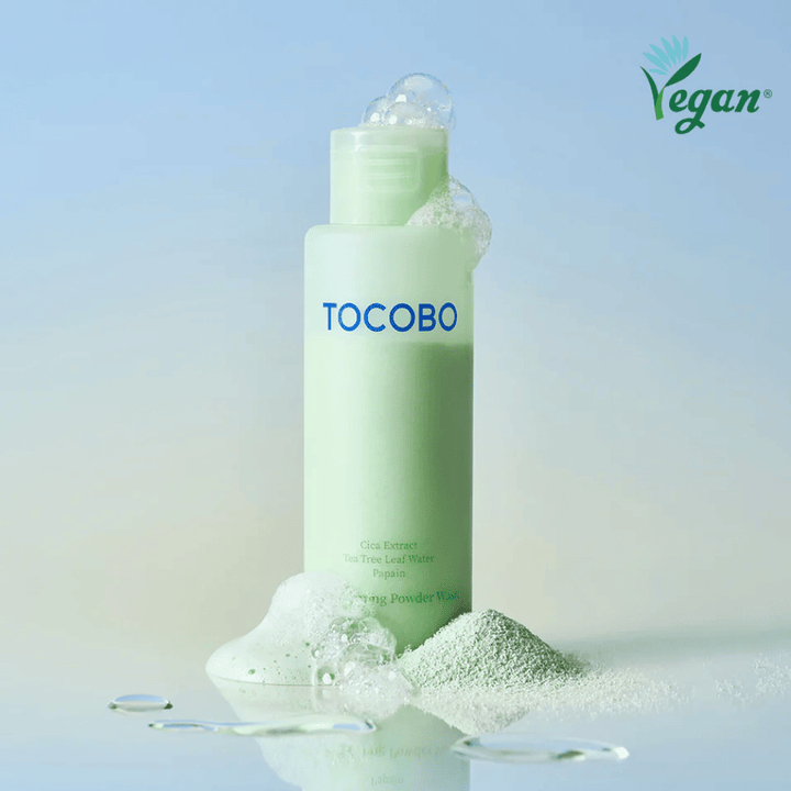 TOCOBO Cica Calming Powder Wash que hace una ligera espuma y elimina la suciedad mientras calma la piel.