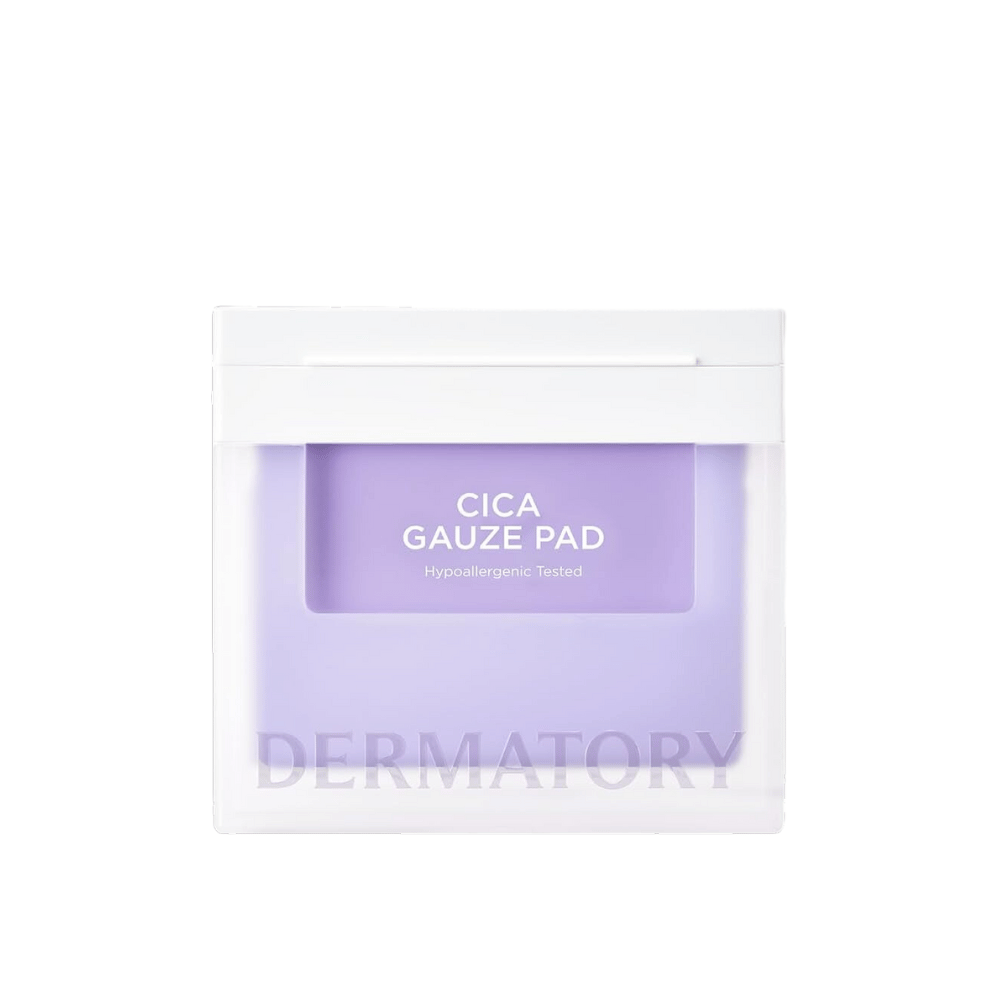 Empaque de Cica Gauze Pad, producto probado hipoalergénico de Dermatory. Diseñado para calmar la piel y fortalecer su barrera. Empaque minimalista en lila y blanco.
