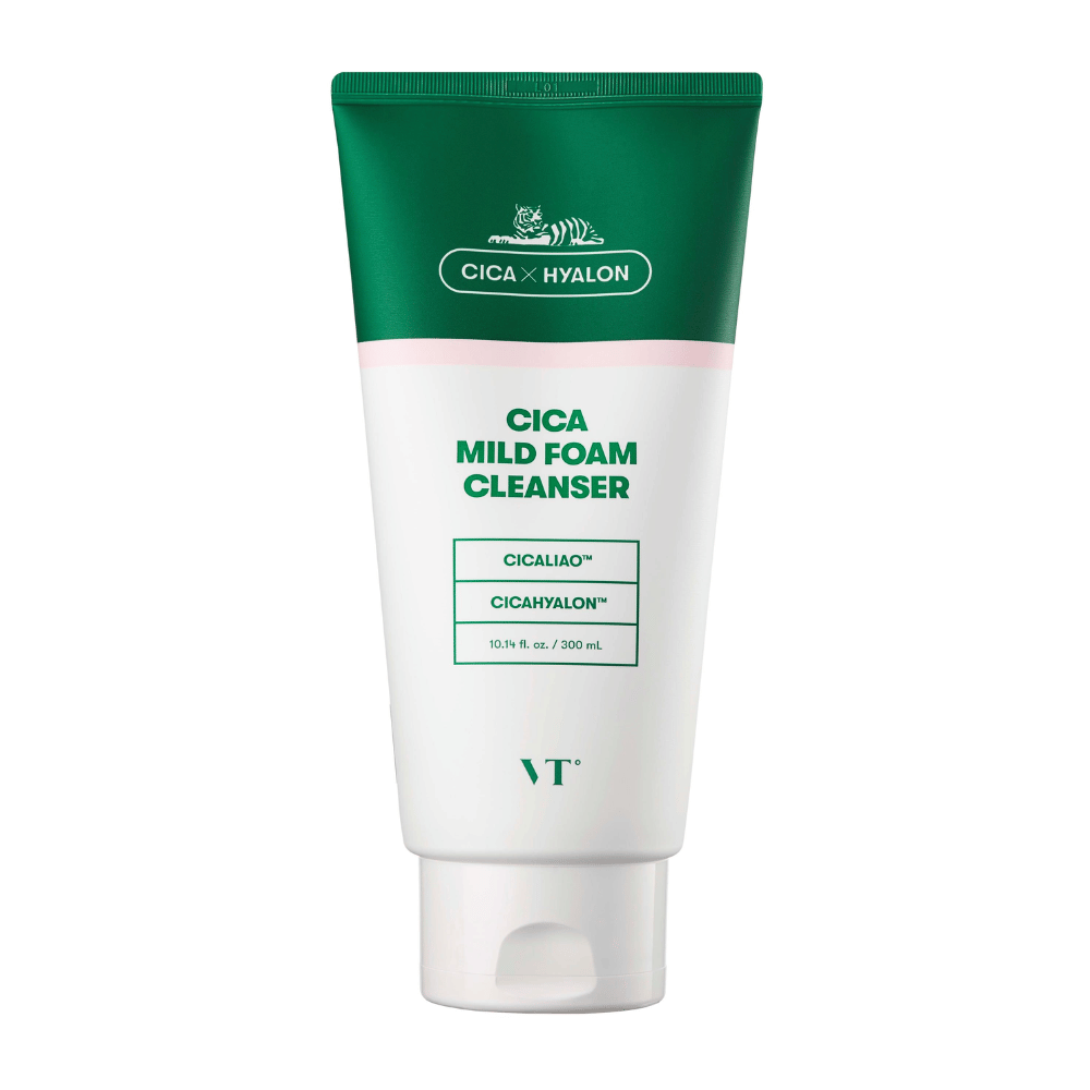 VT Cica Mild Foam Cleanser en un tubo verde y blanco sobre un fondo blanco. El envase muestra los ingredientes CICALIAO™ y CICAHYALON™, y que el producto contiene 300 ml.