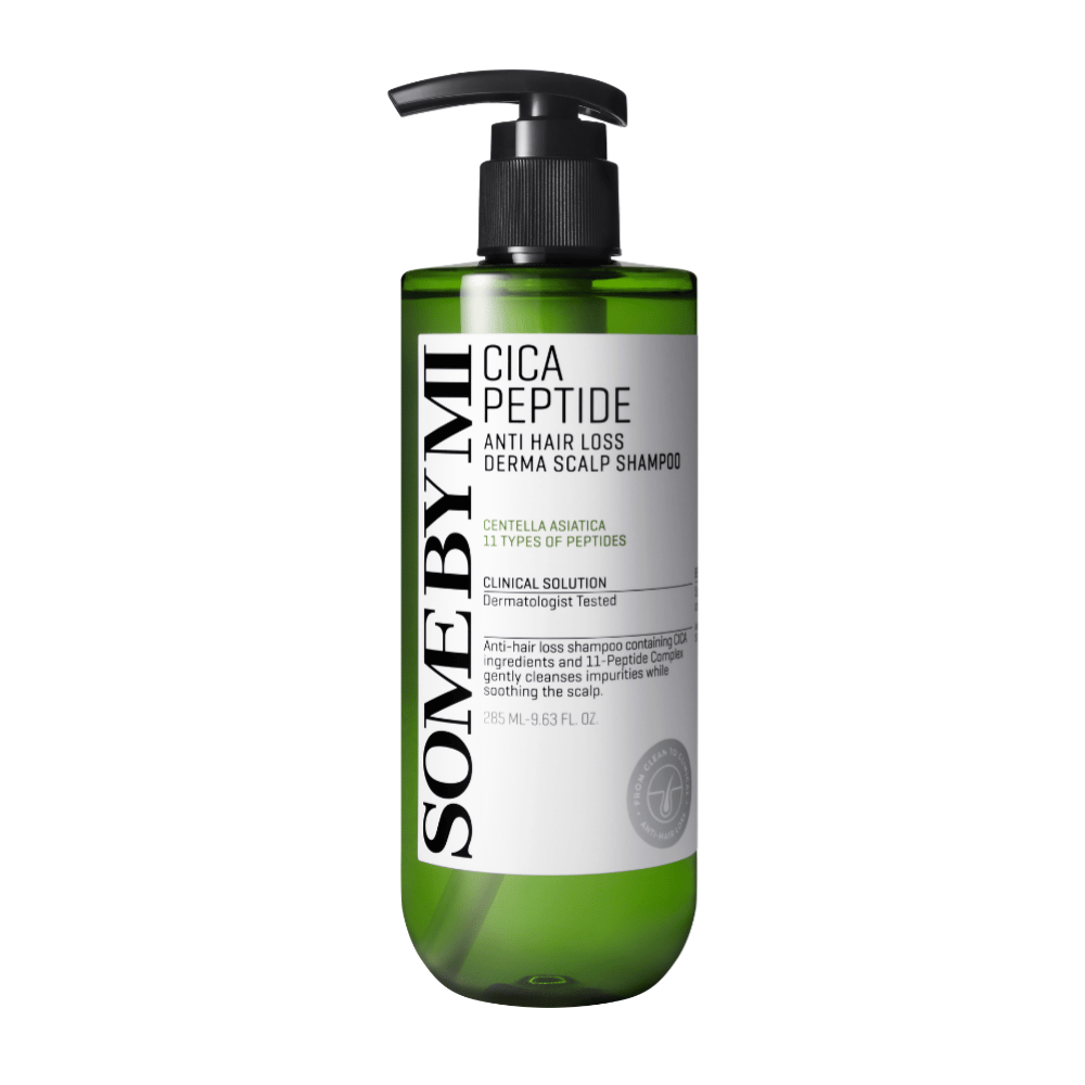 SOME BY MI Cica Peptide Anti Hair Loss Derma Scalp Shampoo en botella de plástico verde con bomba negra y etiqueta blanca con texto negro.