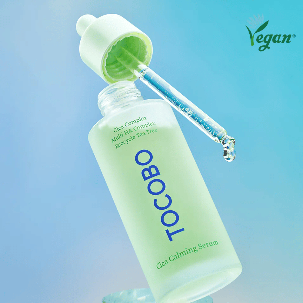 TOCOBO Cica Calming Serum con pipeta sobre fondo azul, suero K-beauty de rápida absorción que fortalece la barrera cutánea y es adecuado para piel sensible, grasa y propensa al acné.