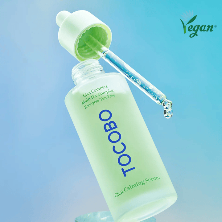 TOCOBO Cica Calming Serum con pipeta sobre fondo azul, suero K-beauty de rápida absorción que fortalece la barrera cutánea y es adecuado para piel sensible, grasa y propensa al acné.