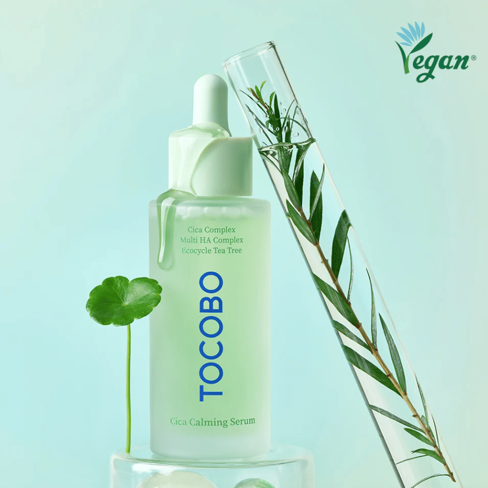 TOCOBO Cica Calming Serum junto con hojas de cica y tea tree, suero coreano vegano que calma el enrojecimiento, hidrata profundamente y equilibra la piel.
