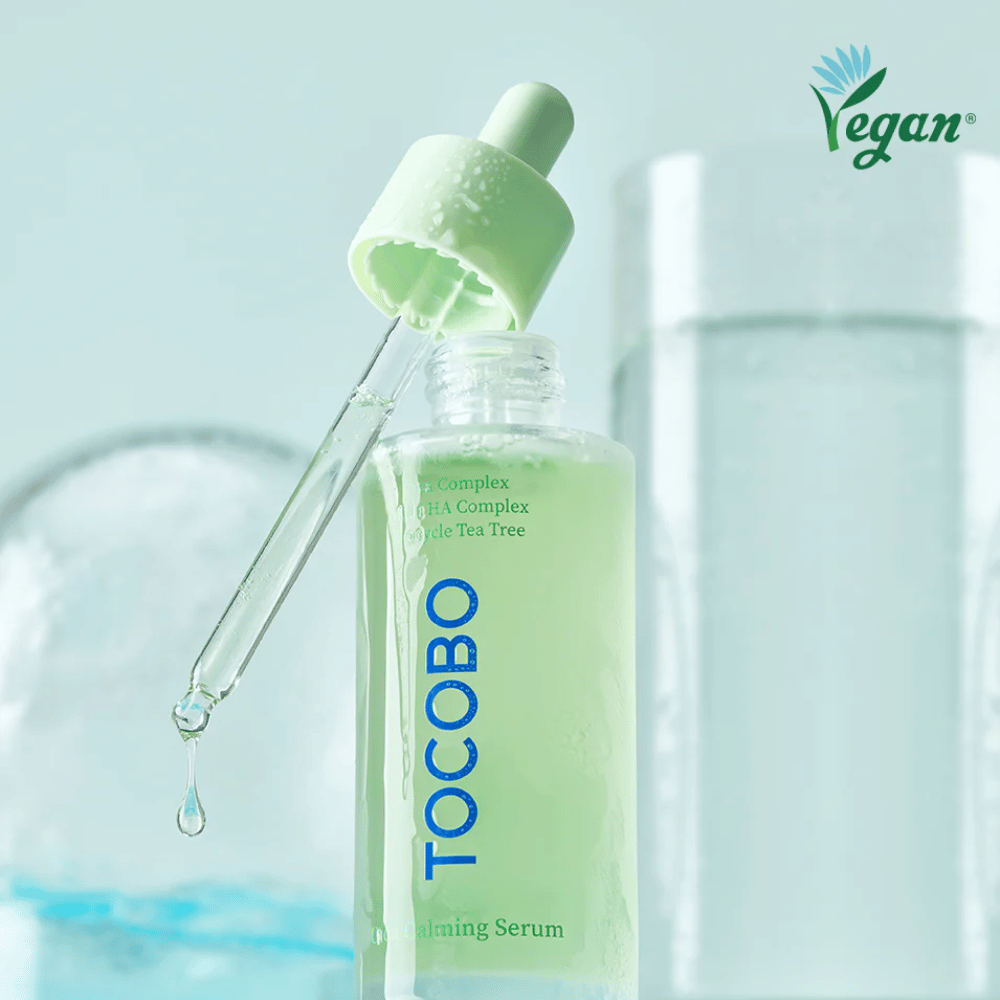 Primer plano de TOCOBO Cica Calming Serum con pipeta y gotas, suero facial hidratante y calmante con cica, complejo multi HA y tea tree para piel sensible.
