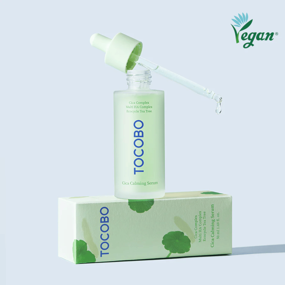 TOCOBO Cica Calming Serum colocado sobre el empaque del producto con pipeta, suero K-beauty ligero y calmante para piel irritada y propensa al acné, fórmula vegana con complejo de cica.