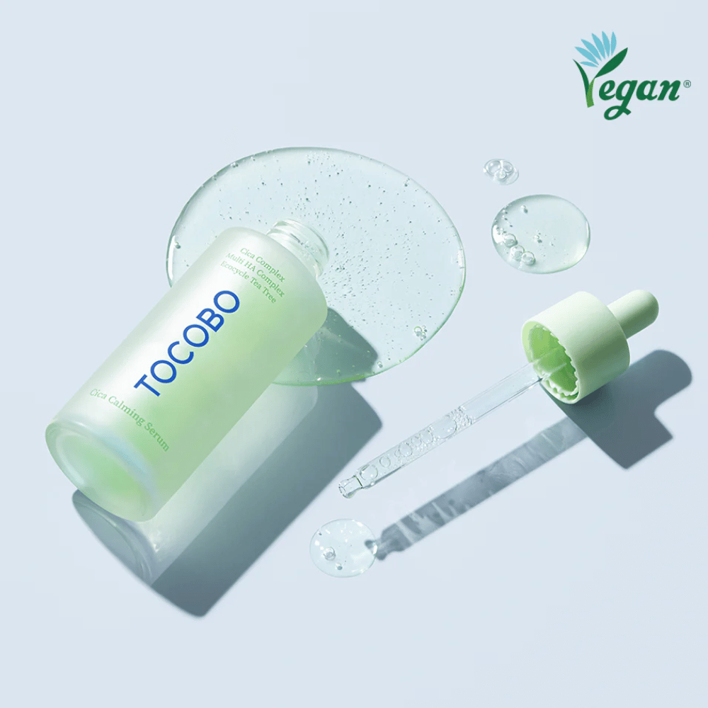 TOCOBO Cica Calming Serum con pipeta y textura de gel, suero facial coreano vegano que calma la piel sensible y fortalece la barrera cutánea con cica, multi ácido hialurónico y tea tree.
