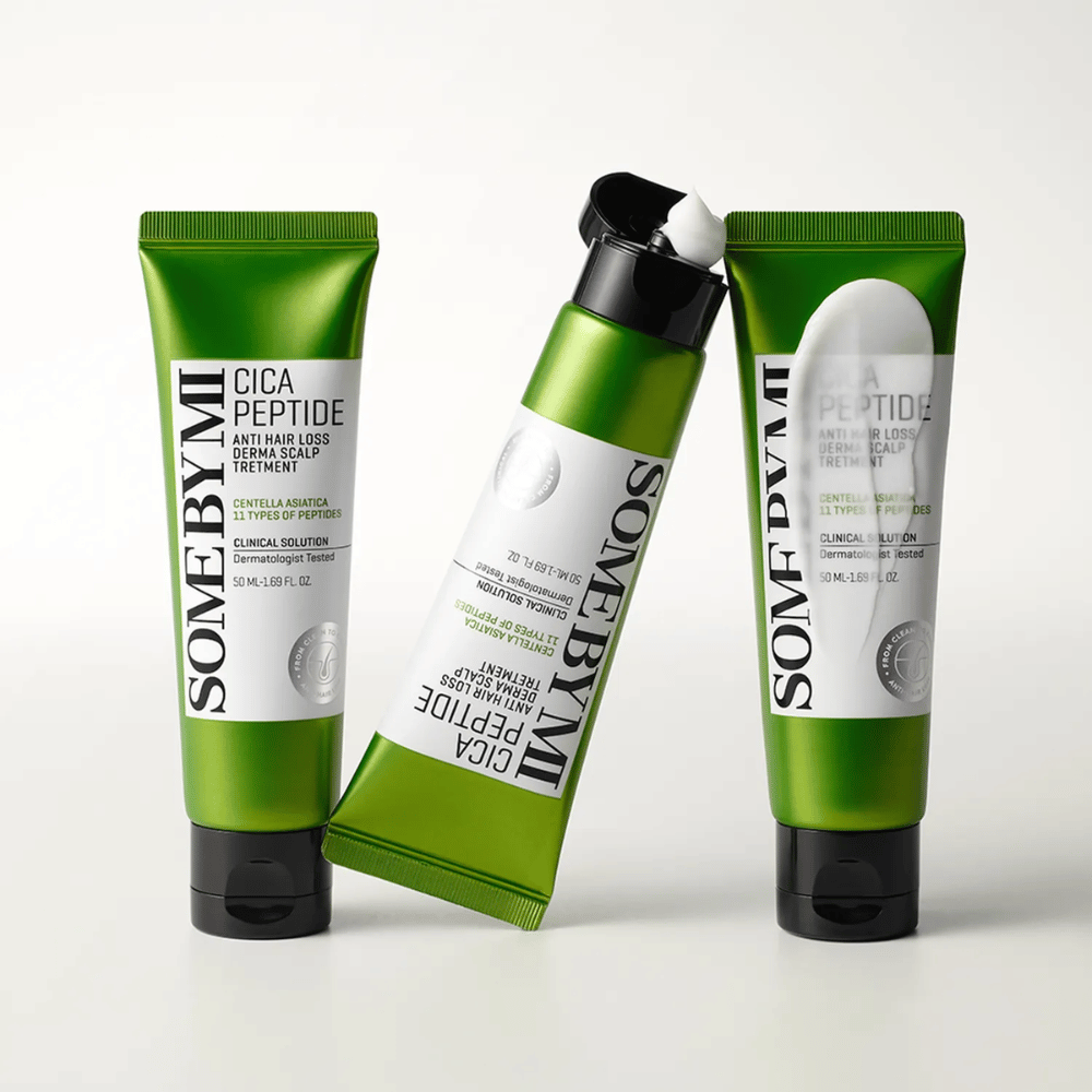 Tres tubos de SOME BY MI Cica Peptide Anti Hair Loss Derma Scalp Treatment en verde y blanco, uno de los cuales está abierto con crema blanca visible.