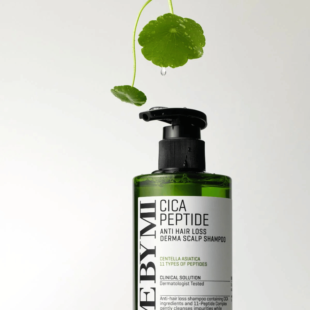 Botella con SOME BY MI Cica Peptide Anti Hair Loss Derma Scalp Shampoo en verde con bomba negra y etiqueta blanca, rodeada de hojas de centella y una gota de agua.