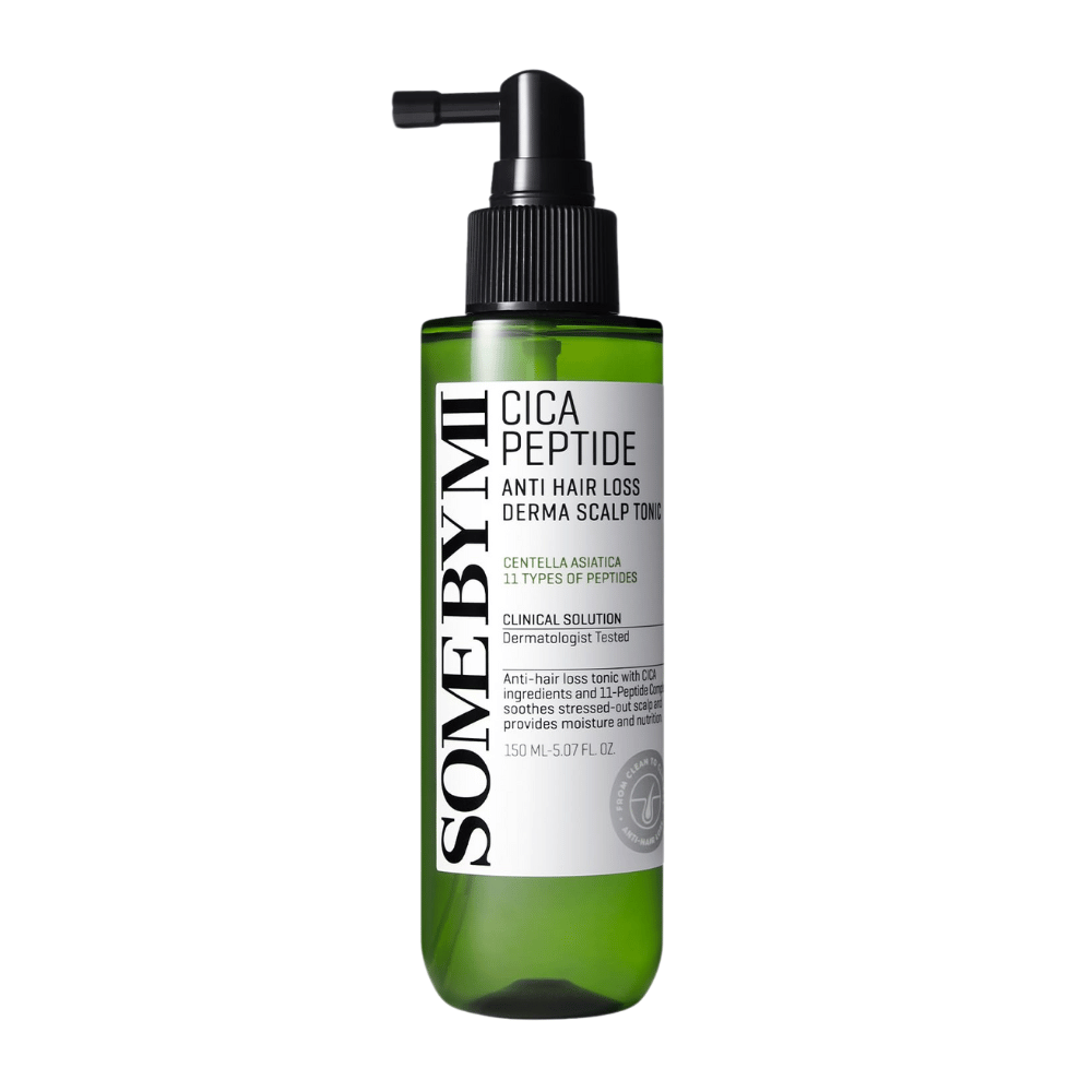 SOME BY MI Cica Peptide Anti Hair Loss Derma Scalp Tonic en botella verde con boquilla de spray negra y etiqueta blanca, mostrada sobre fondo blanco.