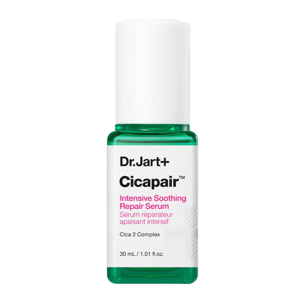 Dr.Jart+ Cicapair Intensive Soothing Repair Serum, botella de 30 ml. La botella tiene un tapón blanco con una base verde y una etiqueta con el texto "Cicapair Intensive Soothing Repair Serum" y "Cica 2 Complex".