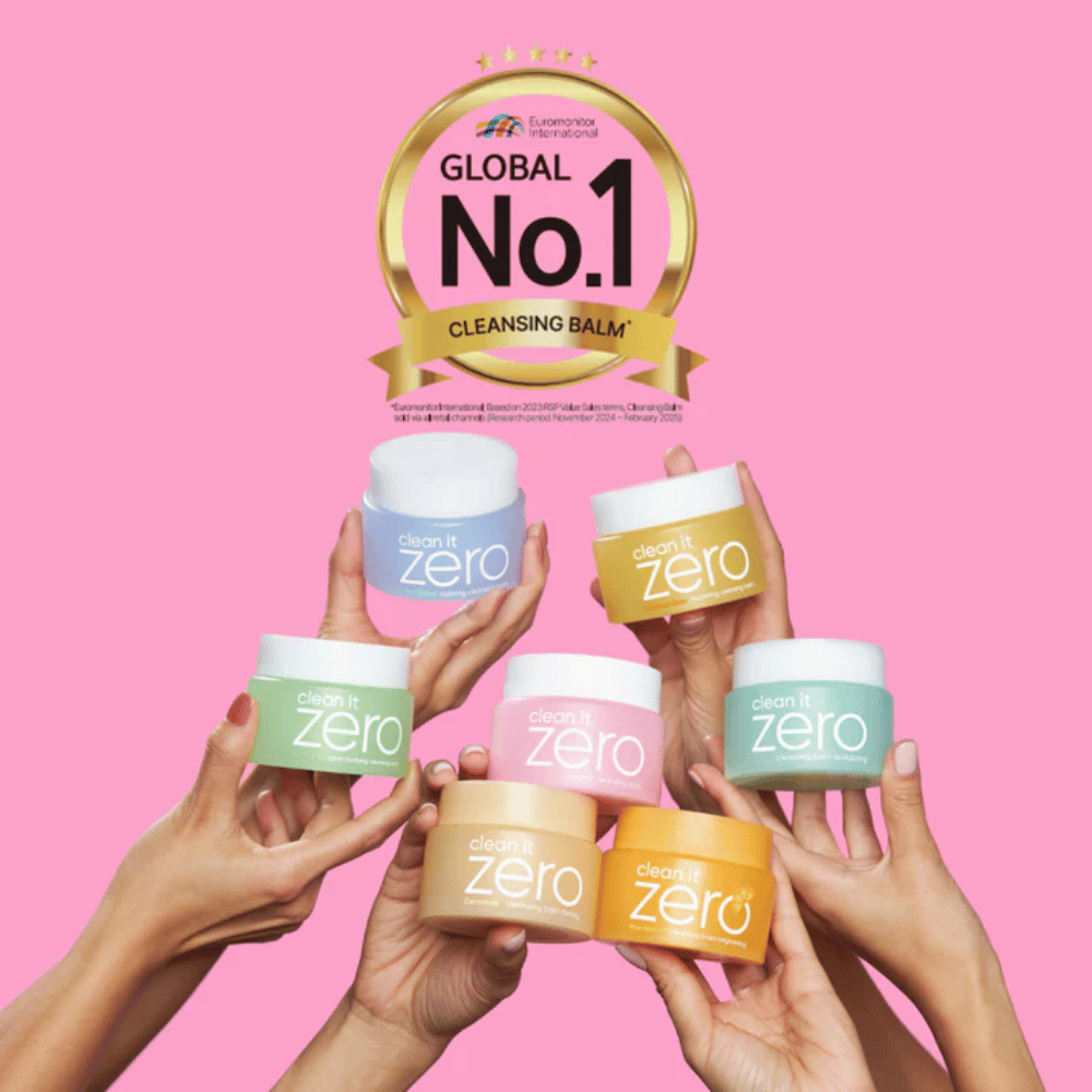 Bálsamos limpiadores Clean It Zero en varias variantes sostenidos junto con la etiqueta Global No.1 Cleansing Balm, popular limpieza coreana para todo tipo de pieles.