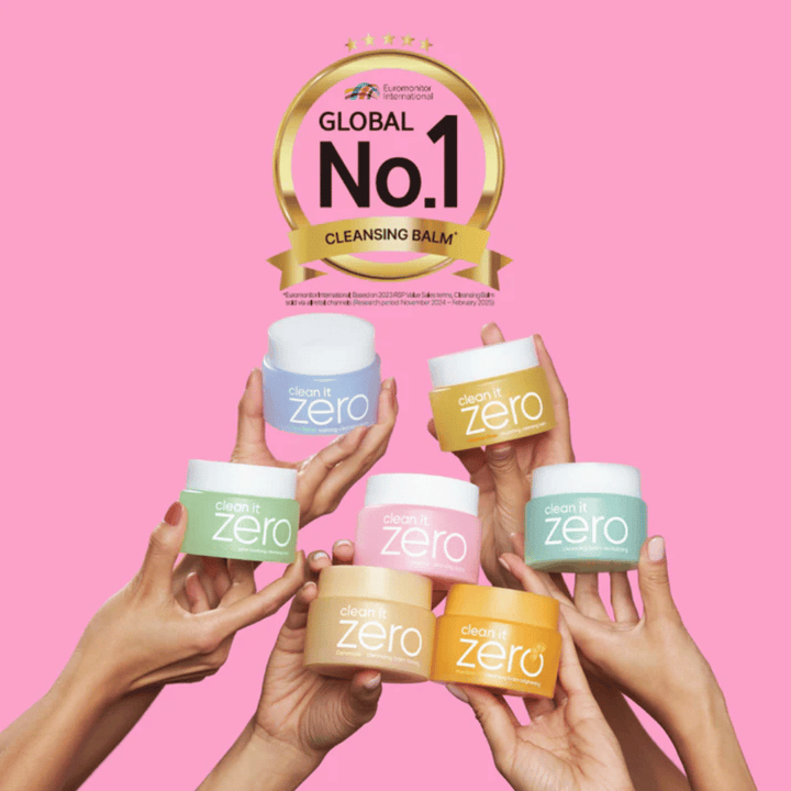 Bálsamos limpiadores Clean It Zero en varias variantes sostenidos junto con la etiqueta Global No.1 Cleansing Balm, popular limpieza coreana para todo tipo de pieles.