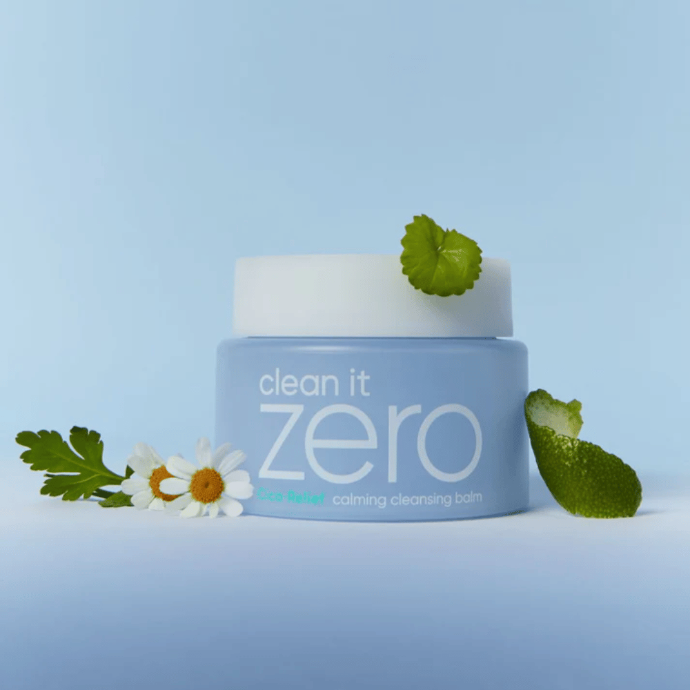 Clean It Zero Cica-Relief Calming Cleansing Balm colocado con plantas y flores, ilustra una limpieza suave con CICA calmante para pieles sensibles e irritadas.