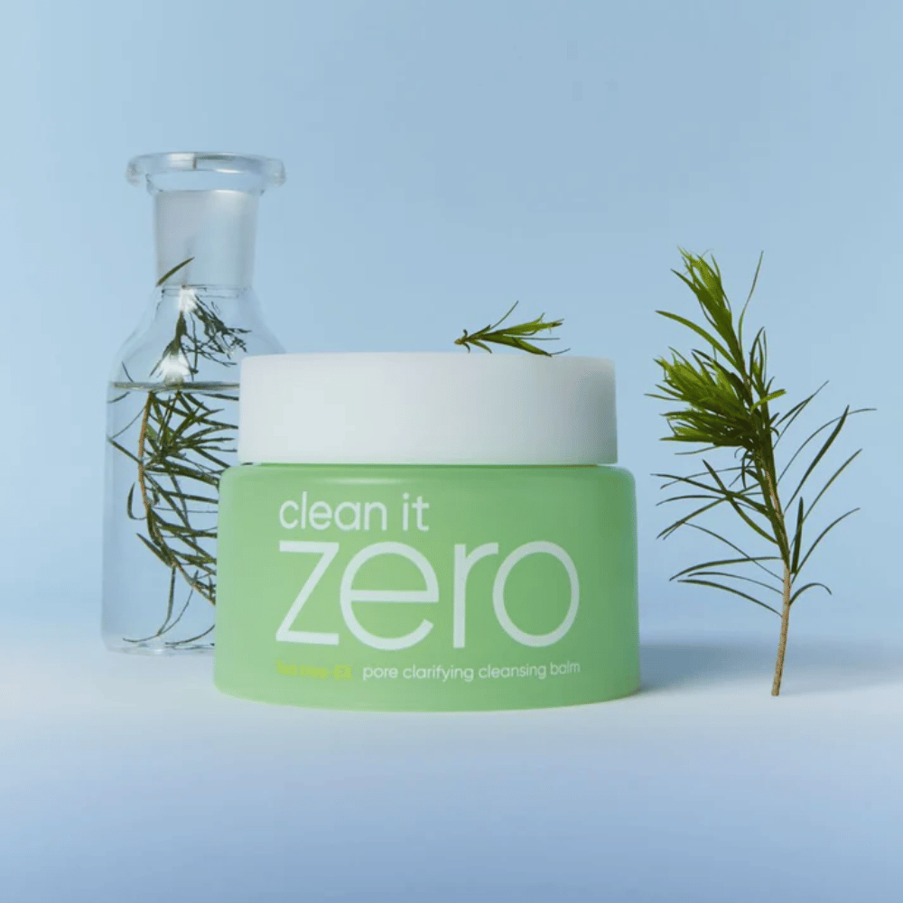 Imagen del producto de Clean It Zero Pore Clarifying Cleansing Balm con inspiración de tea tree, un bálsamo limpiador que disuelve el maquillaje e impurezas mientras limpia suavemente los poros.