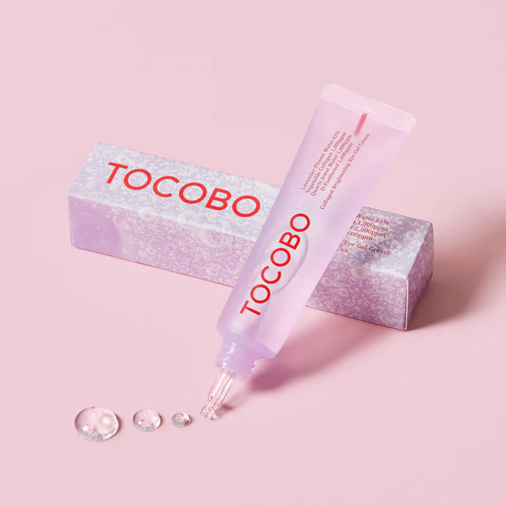 La imagen muestra un producto de TOCOBO, que es un "Collagen Brightening Eye Gel Cream". El empaque es rosa con un gel transparente que sale del tubo. El producto parece estar destinado a iluminar e hidratar el área alrededor de los ojos.
