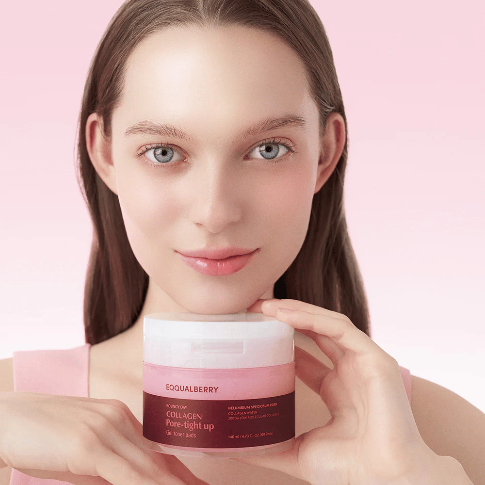 Una mujer sostiene un frasco Collagen Pore-Tight Up Gel Toner Pads, con un fondo rosa y una sonrisa. El frasco está etiquetado con el nombre del producto y contiene almohadillas tonificantes para mejorar la firmeza de la piel y reducir el tamaño de los poros.