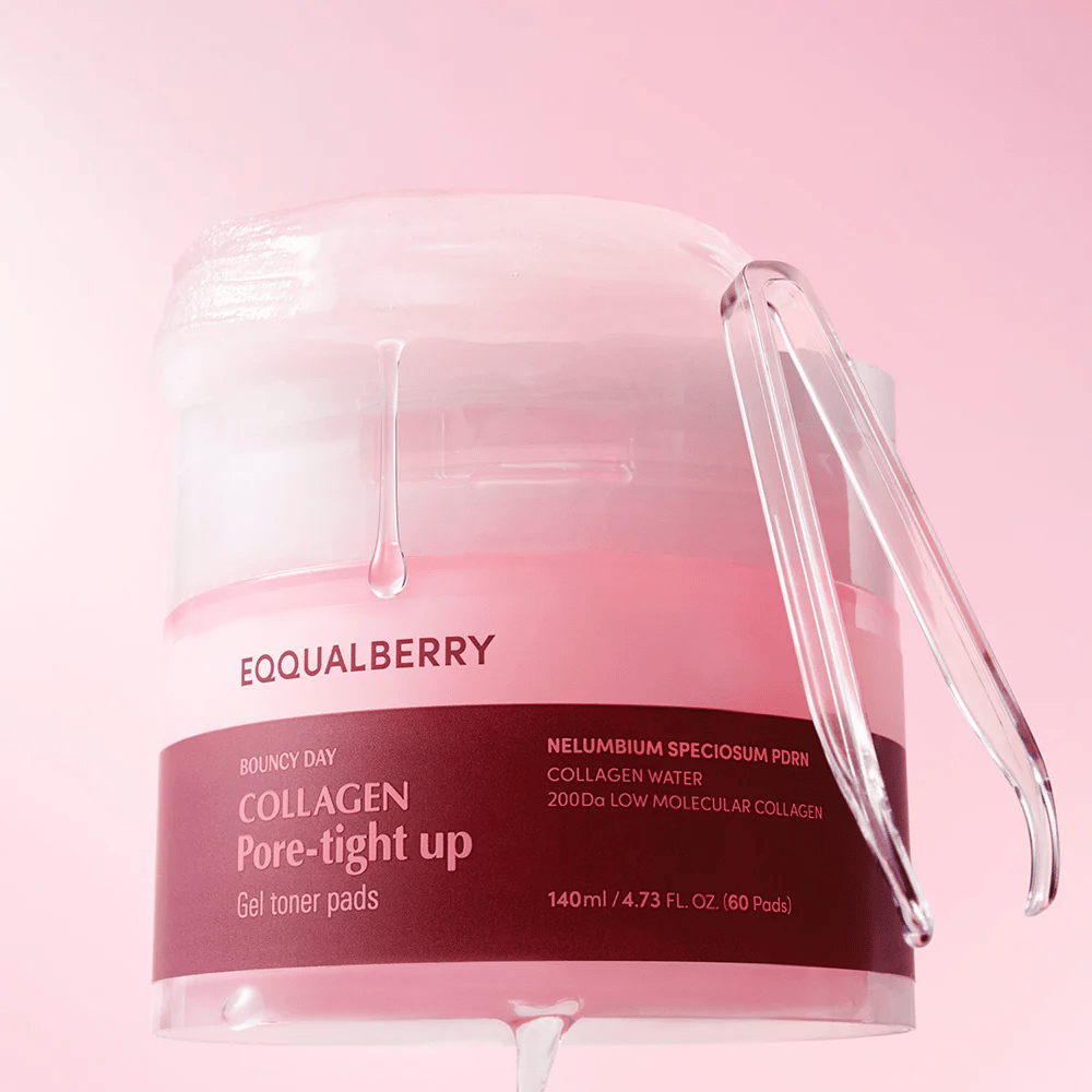 Un paquete de Collagen Pore-Tight Up Gel Toner Pads, con un tono rosa e ingredientes activos como colágeno y Nelumbium Speciosum. El producto muestra cómo el gel de la mascarilla gotea desde el borde del frasco.