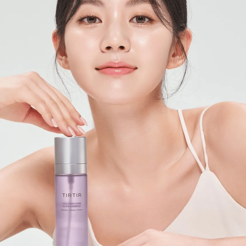 Mujer con piel radiante posa con TIRTIR Collagen Core Glow Essence – una esencia que aporta luminosidad para una piel más firme e hidratada.