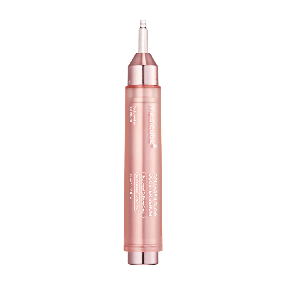 Medicube Collagen Glow Booster Serum es un producto avanzado para el cuidado de la piel diseñado para mejorar el brillo y la elasticidad de la piel. El empaque es elegante en rosa, lo que destaca el enfoque del suero en darle a la piel un resplandor juvenil y radiante.