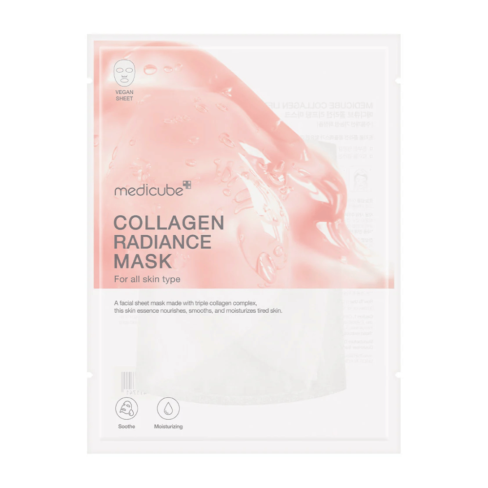 El empaque de "Medicube Collagen Radiance Mask," una mascarilla facial con tres tipos de complejos de colágeno. La mascarilla está destinada a todo tipo de piel y promete hidratar, alisar y dar brillo a la piel cansada. El empaque es de un color claro con texto claro y elementos gráficos que destacan las propiedades del producto.